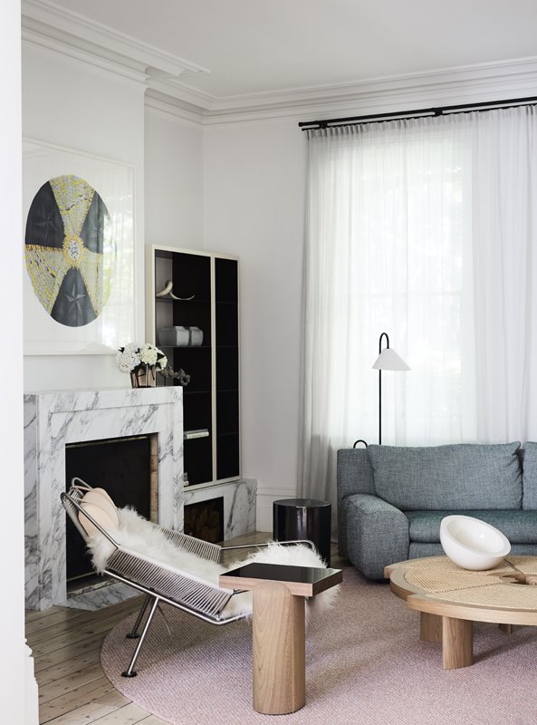 Salon con chimenea de color gris