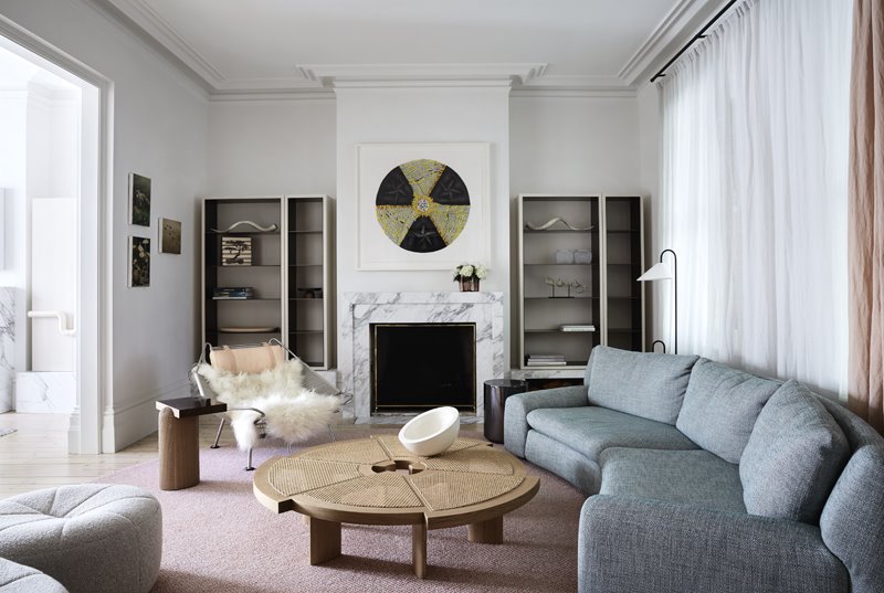 Salon con sofa azul y casa 
