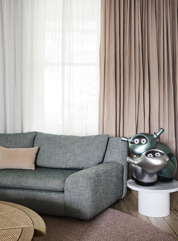 Sofa de color gris con decoracion de aliens