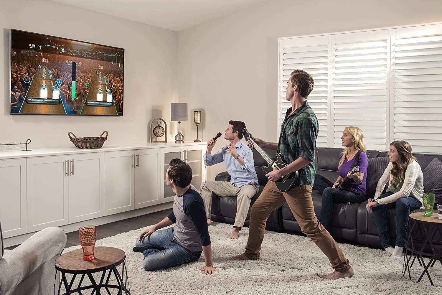 Amigos jugando con una videoconsola en el salon de casa