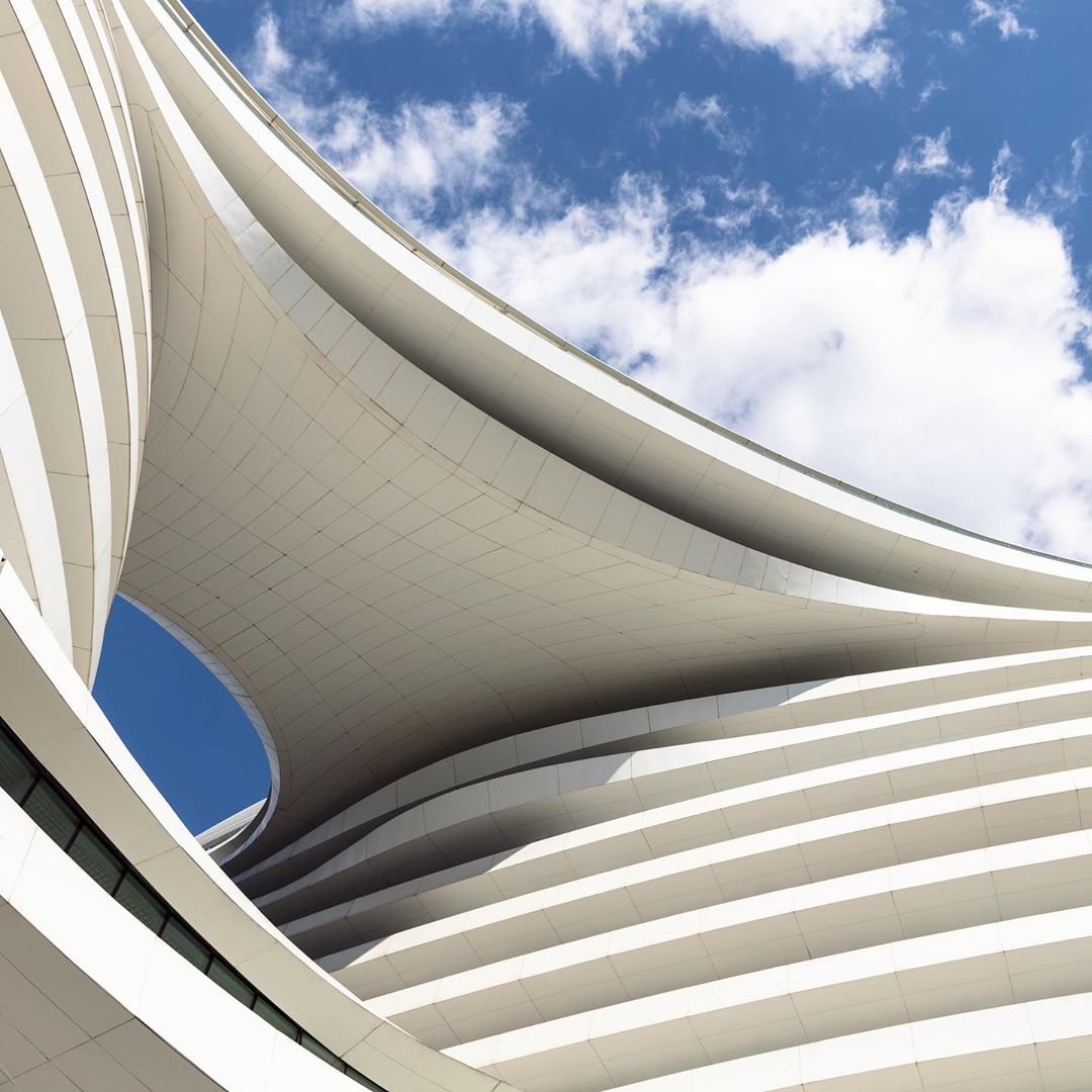 Fachada de un edificio blanco de Zaha Hadid