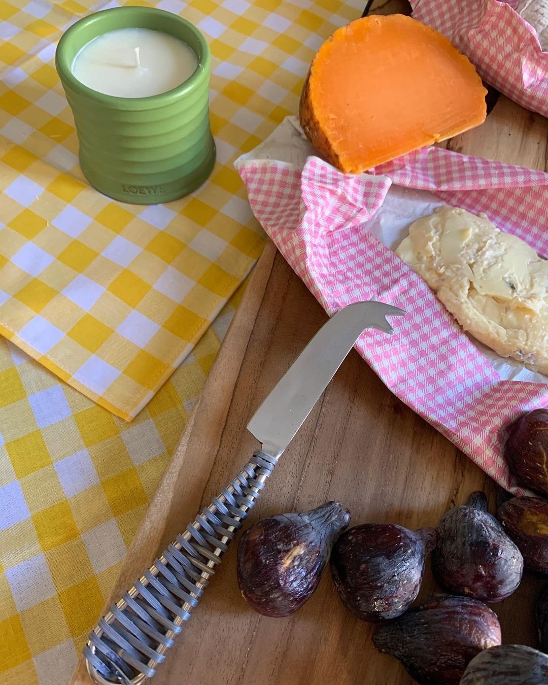 MEsa con cuchillo para el queso higos y manteles de cuadros de vichy