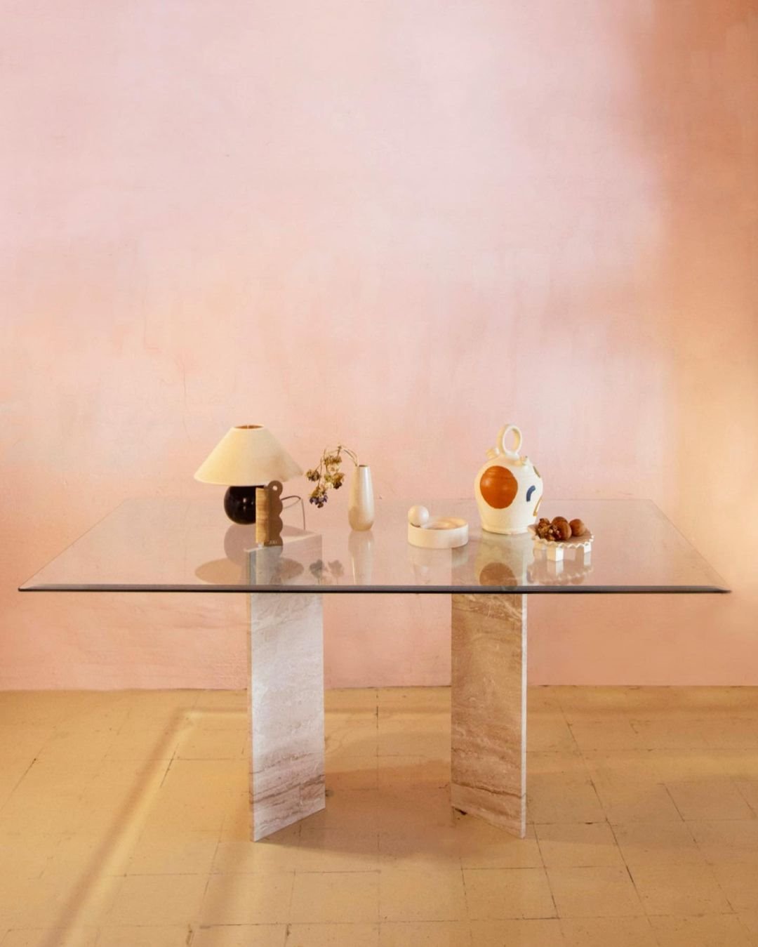 Mesa con patas de marmol y sobre de cristal de Les Mans