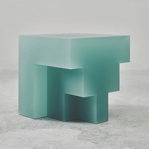 Una colección de muebles de resina inspirada en la obra de Carlo Scarpa