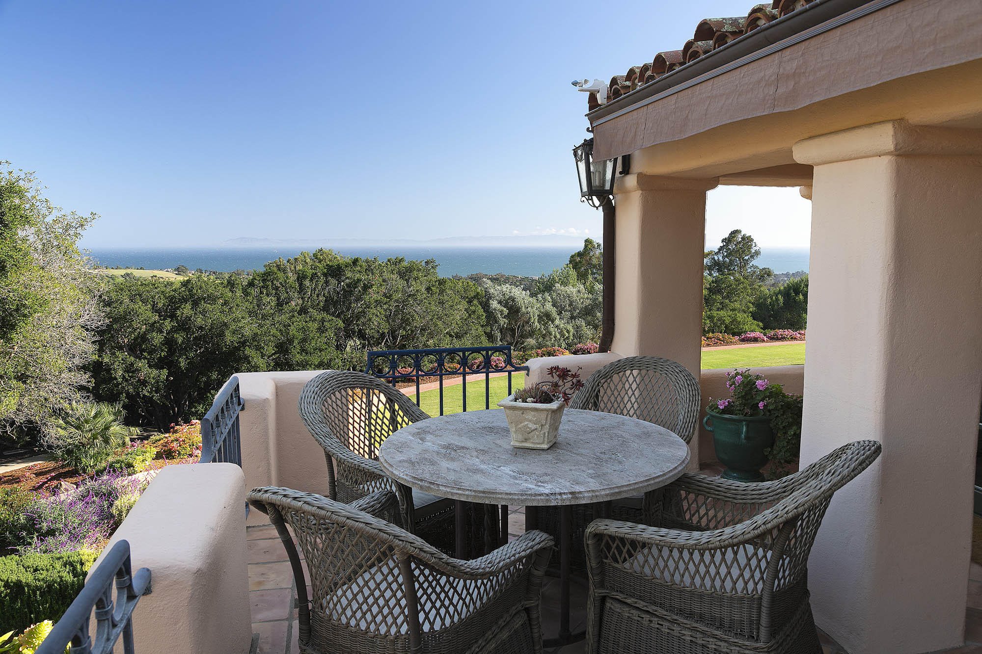 Casa de Katy Perry y Orlando Bloom con terraza y comedor exterior