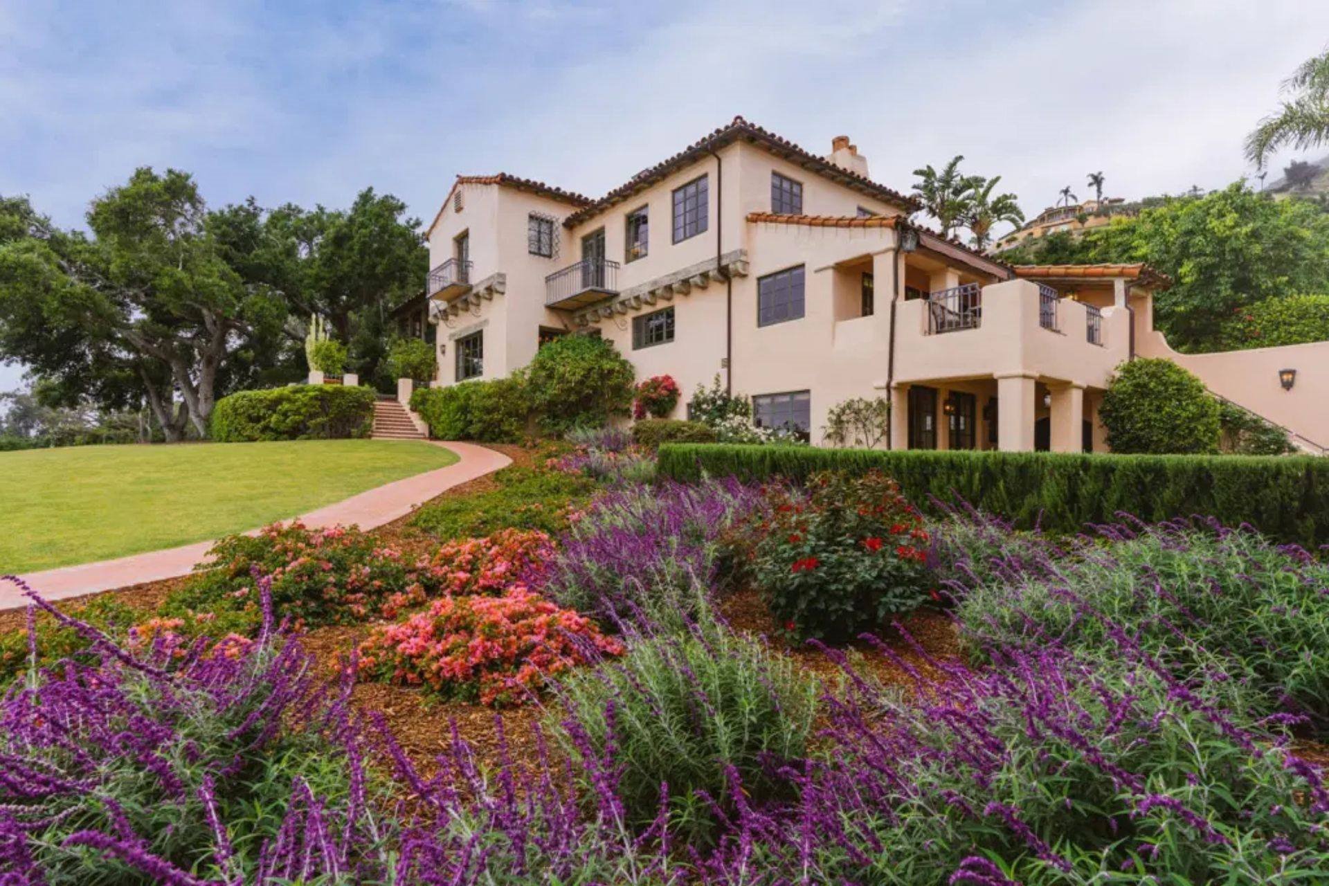 Casa orlando bloom y katy perry fachada con jardines de flores lilas y rosas