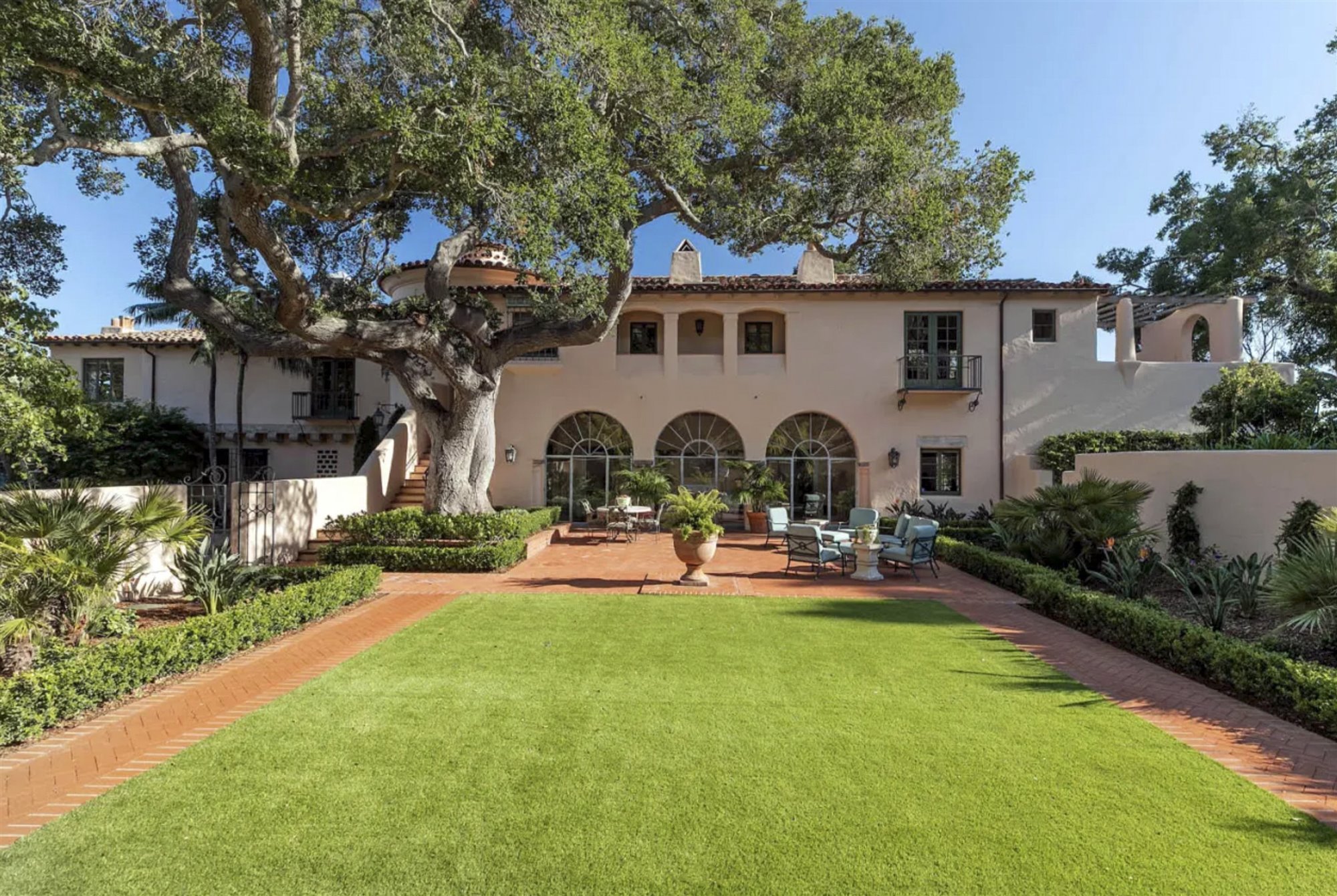 Casa orlando Bloom y Katy Perry jardin trasero con cesped