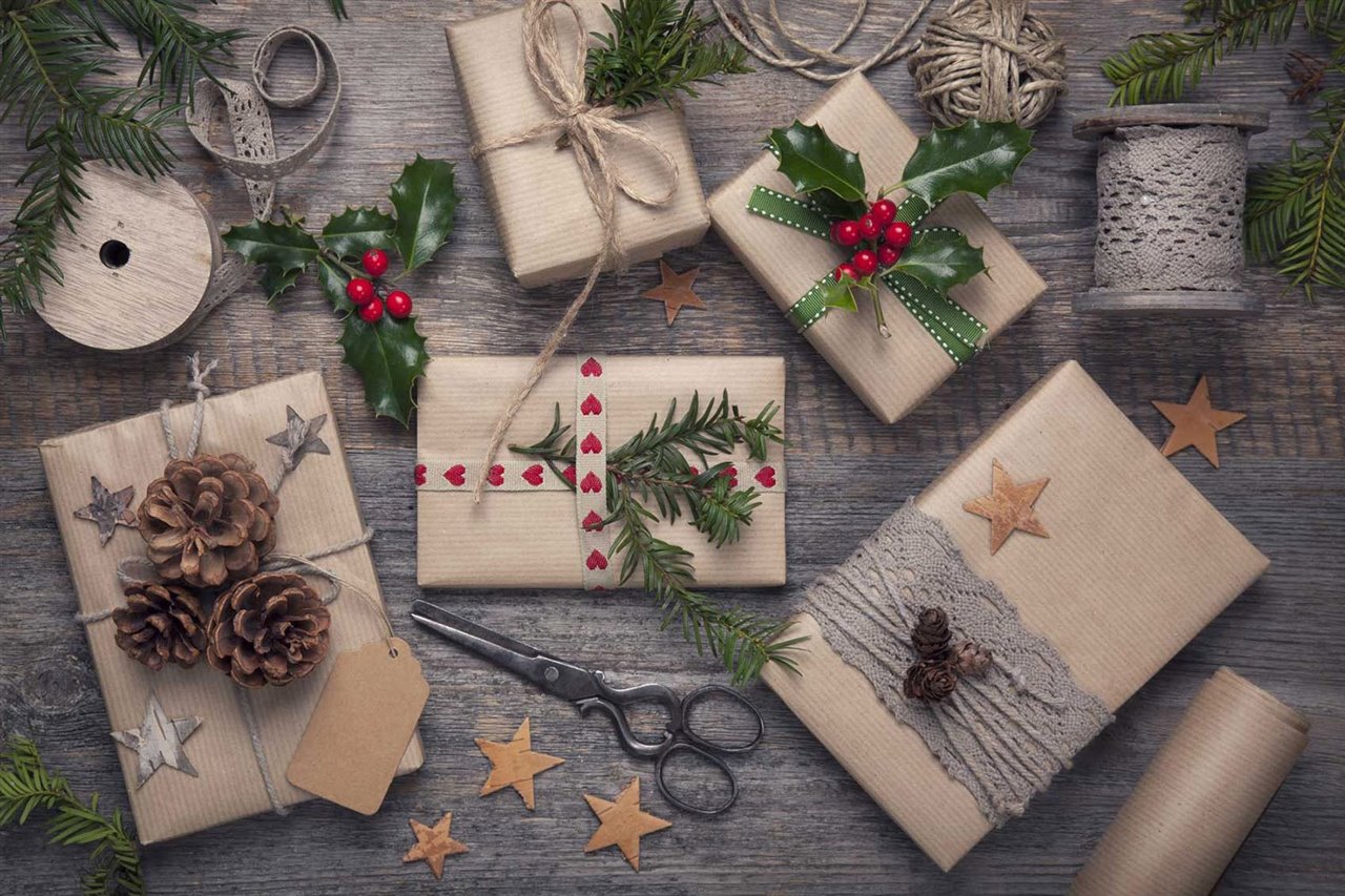 El papel de regalo también tiene un origen ancestral. Se inventó hace dos mil años en China, donde era costumbre envolverlo todo con papel de arroz y bambú.