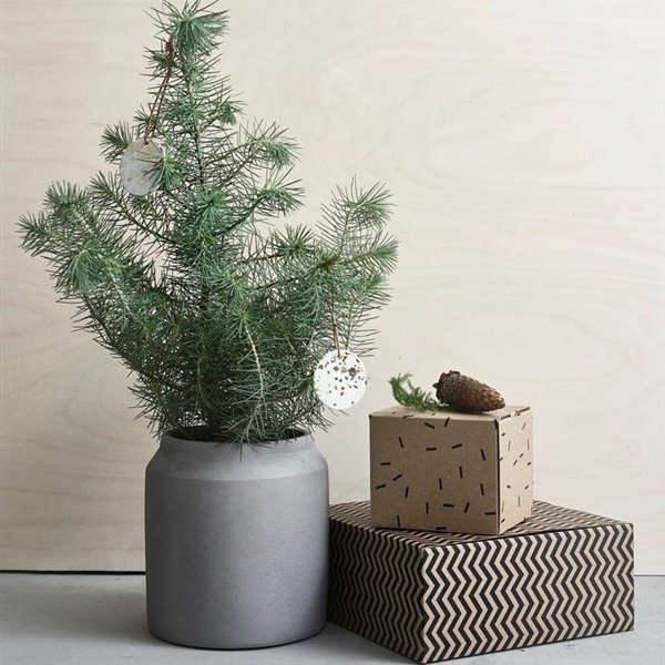 Piñas, corteza de árbol, ramas, bayas, hojas y piedras son algunos de los elementos con los que podemos crear una decoración navideña natural.