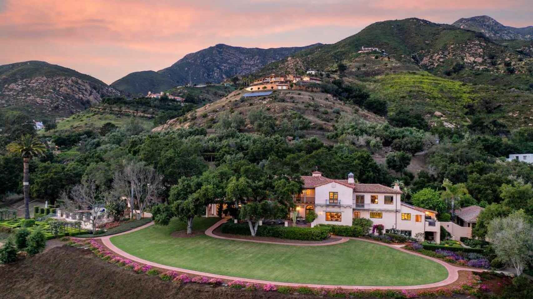 Vista aerea de la casa de Orlando Bloom y Katy Perry en Montecito al atardecer