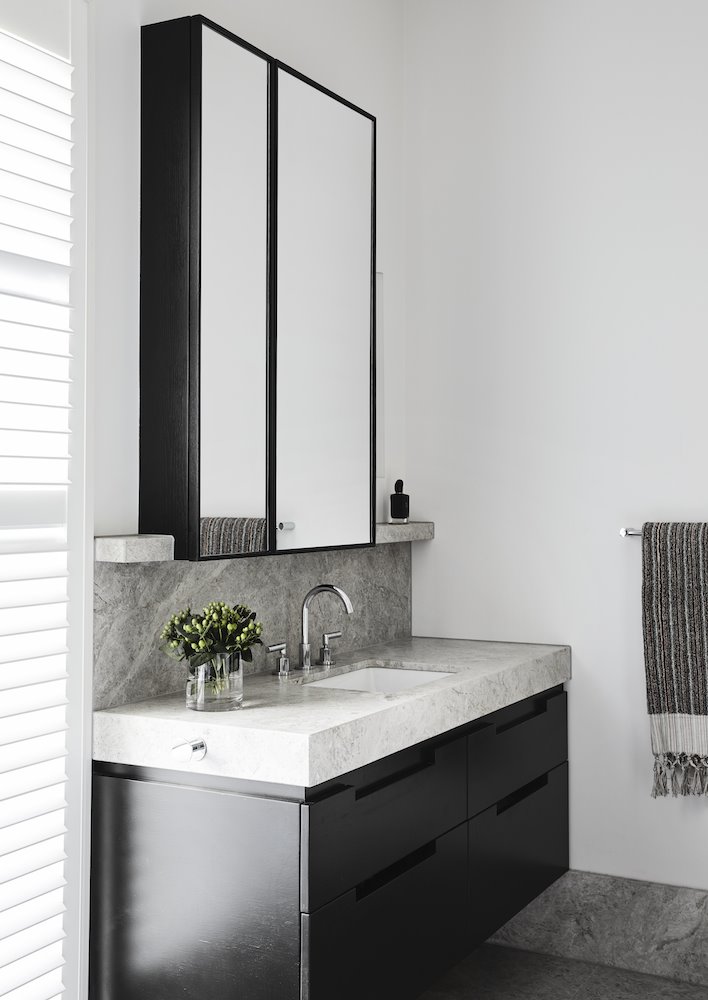 Baño con muebles de color negro