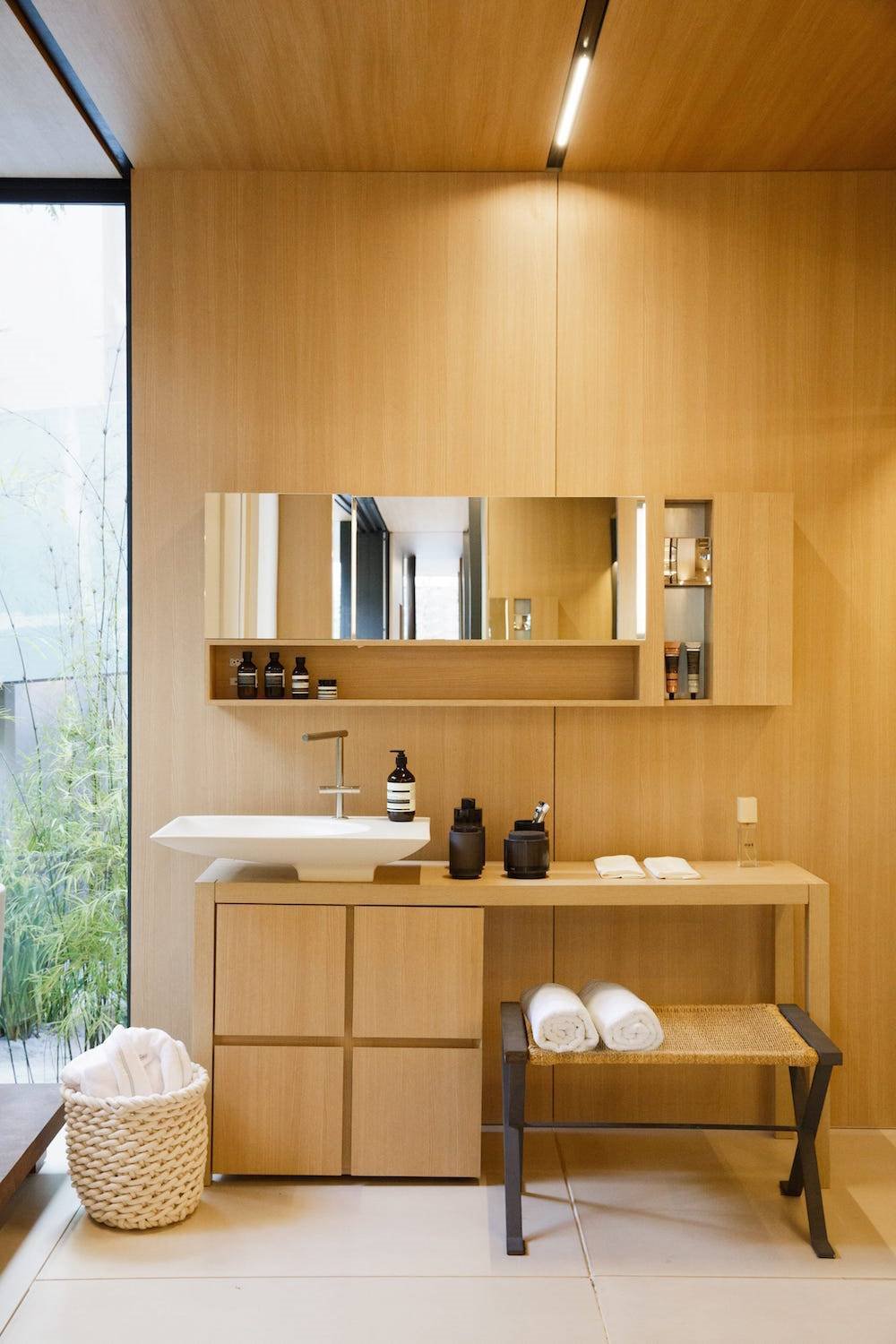 Baño con paneles de madera de una casa prefabricada