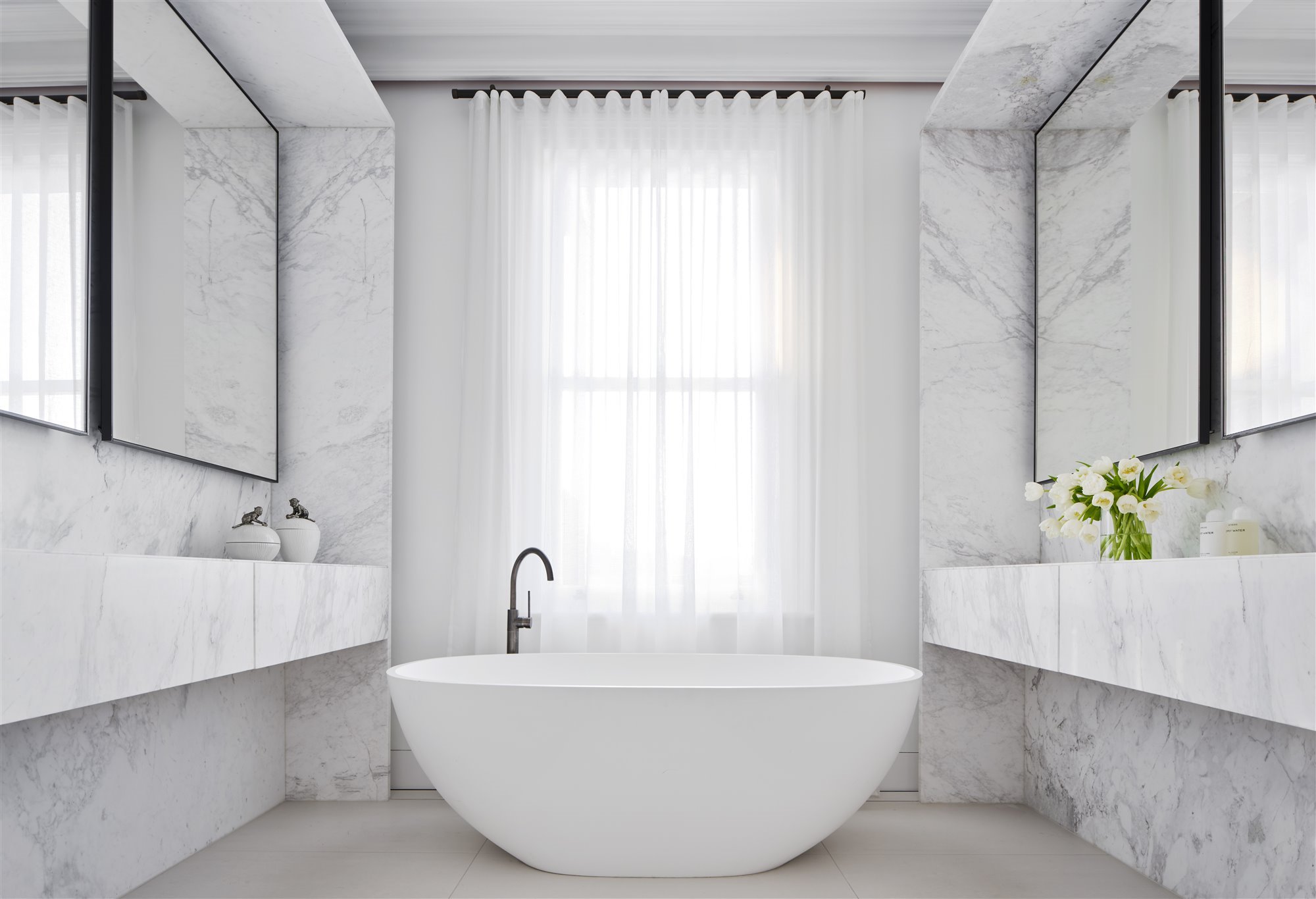 Baño de color blanco con bañera grande