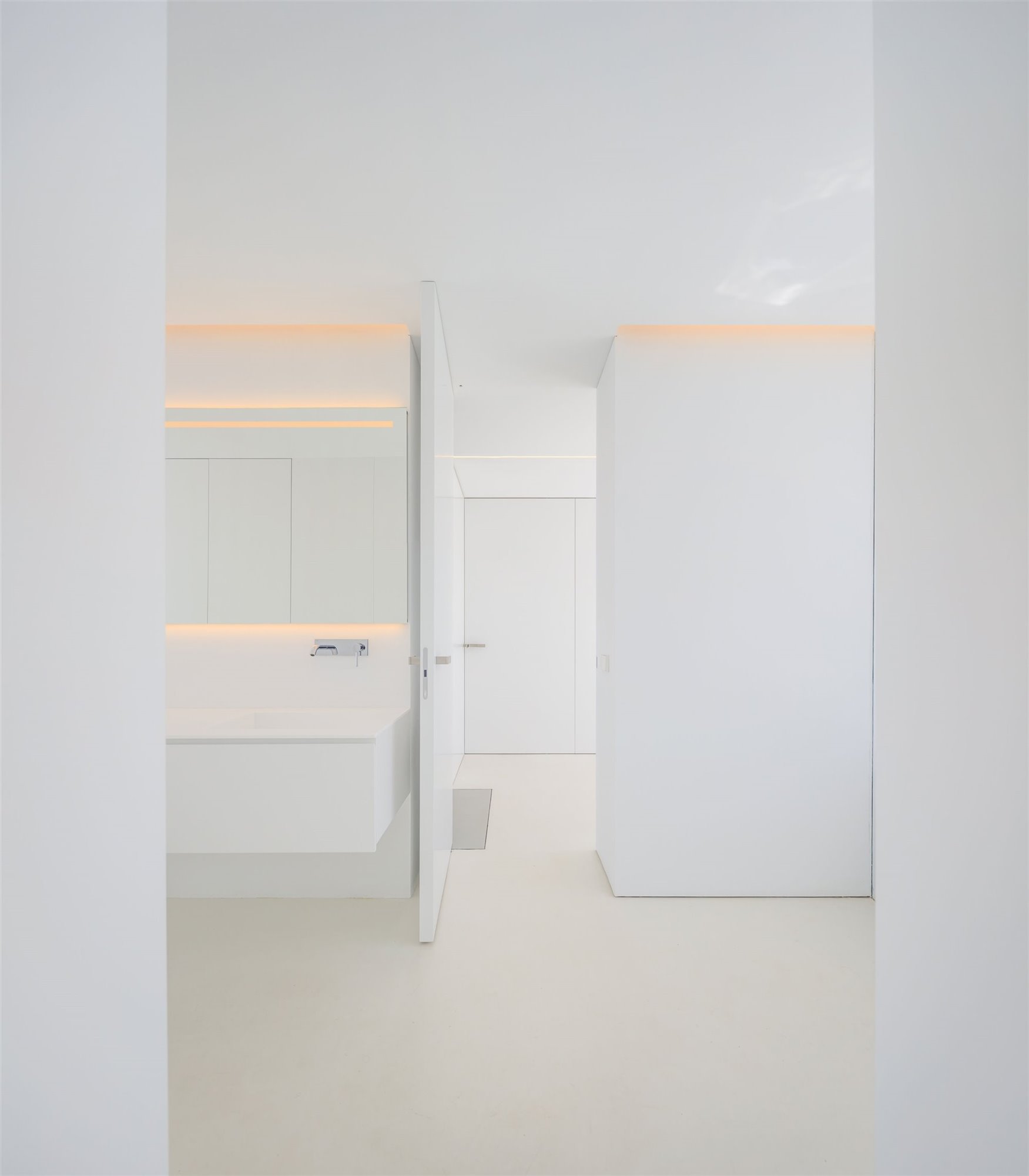 Baño de color blanco de una casa diseñada por Fran Silvestre