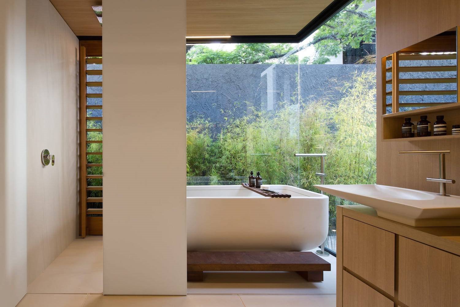Baño de una casa prefabicada con lamas de madera