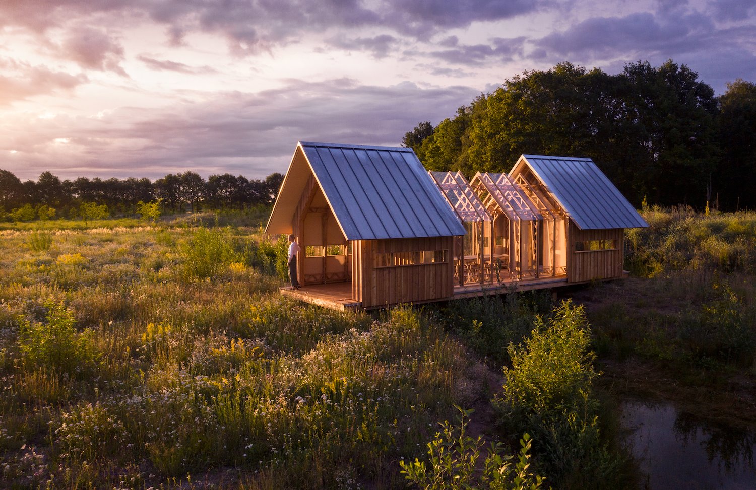 Cabaña de madera al atardecer
