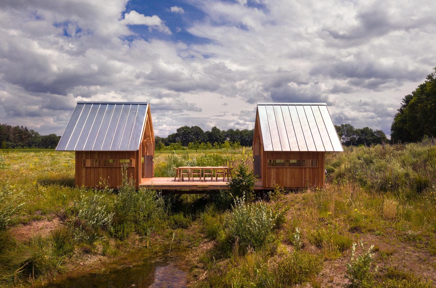 Una mini casa prefabricada moderna de madera para vivir en el campo
