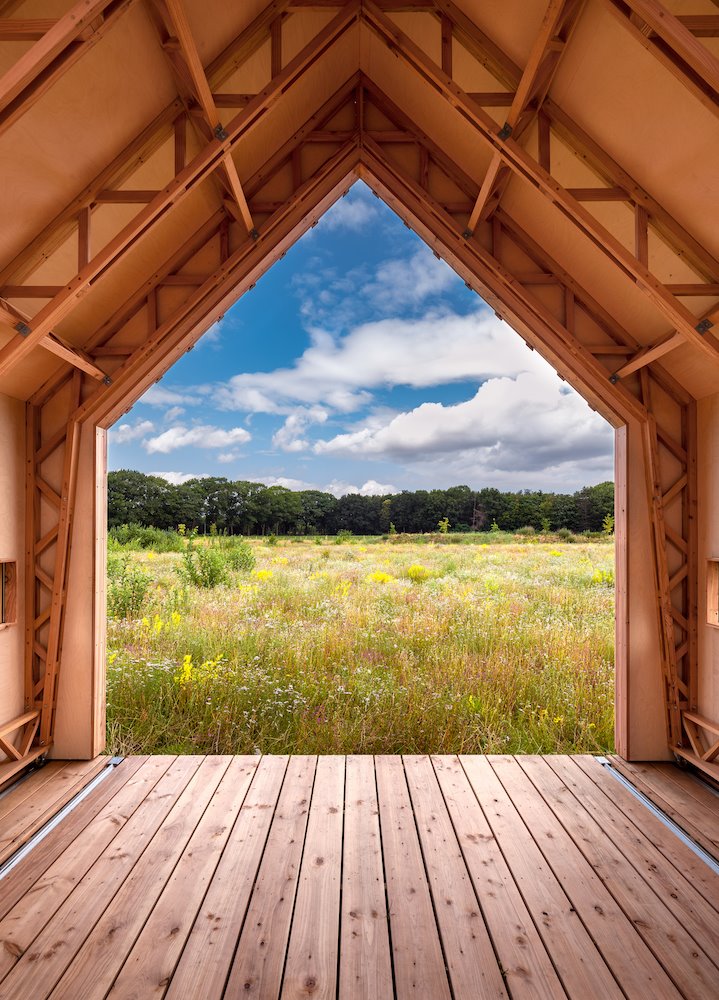Cabaña de madera en mitad del campo