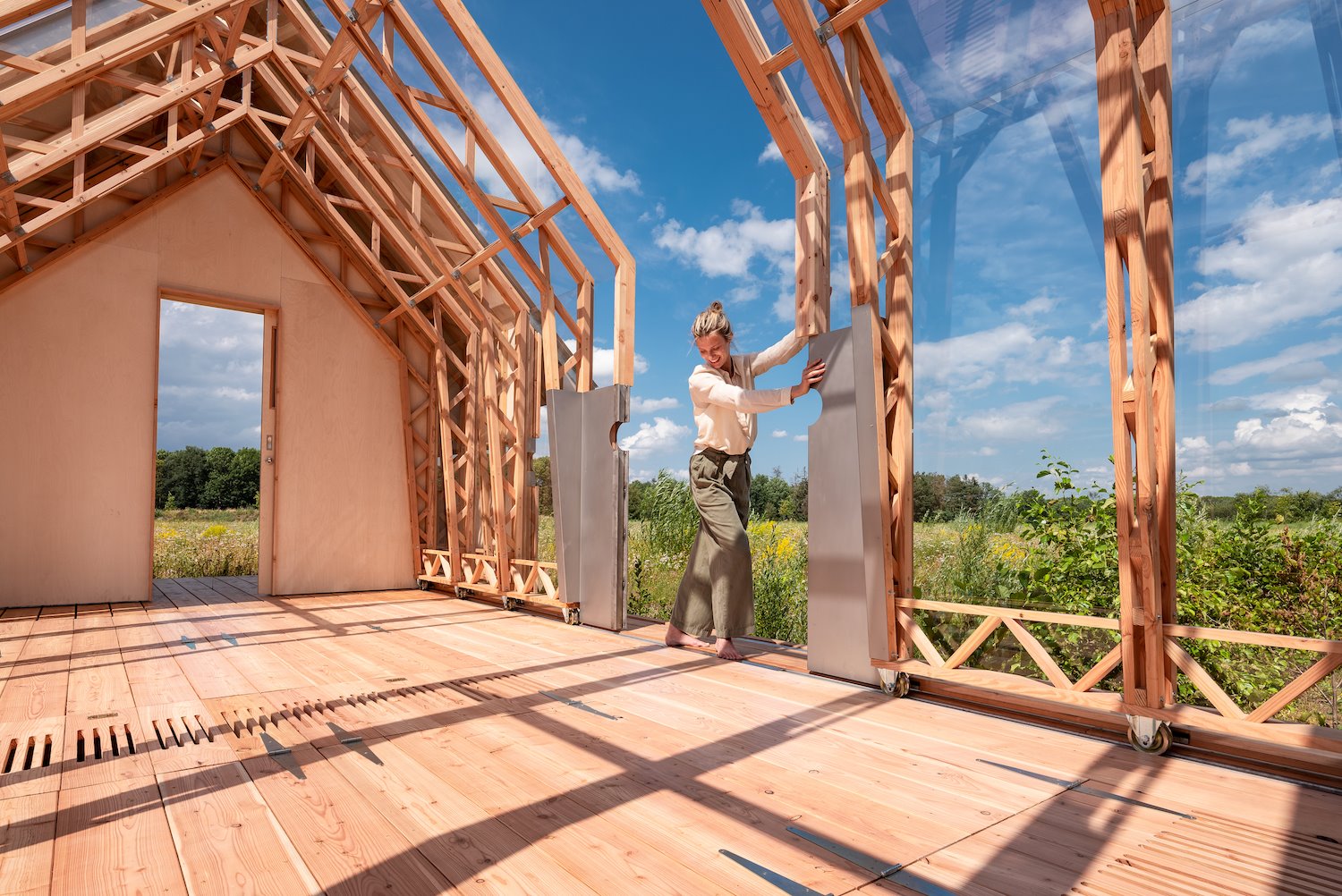 Cabaña de madera flexible con paredes que se mueven