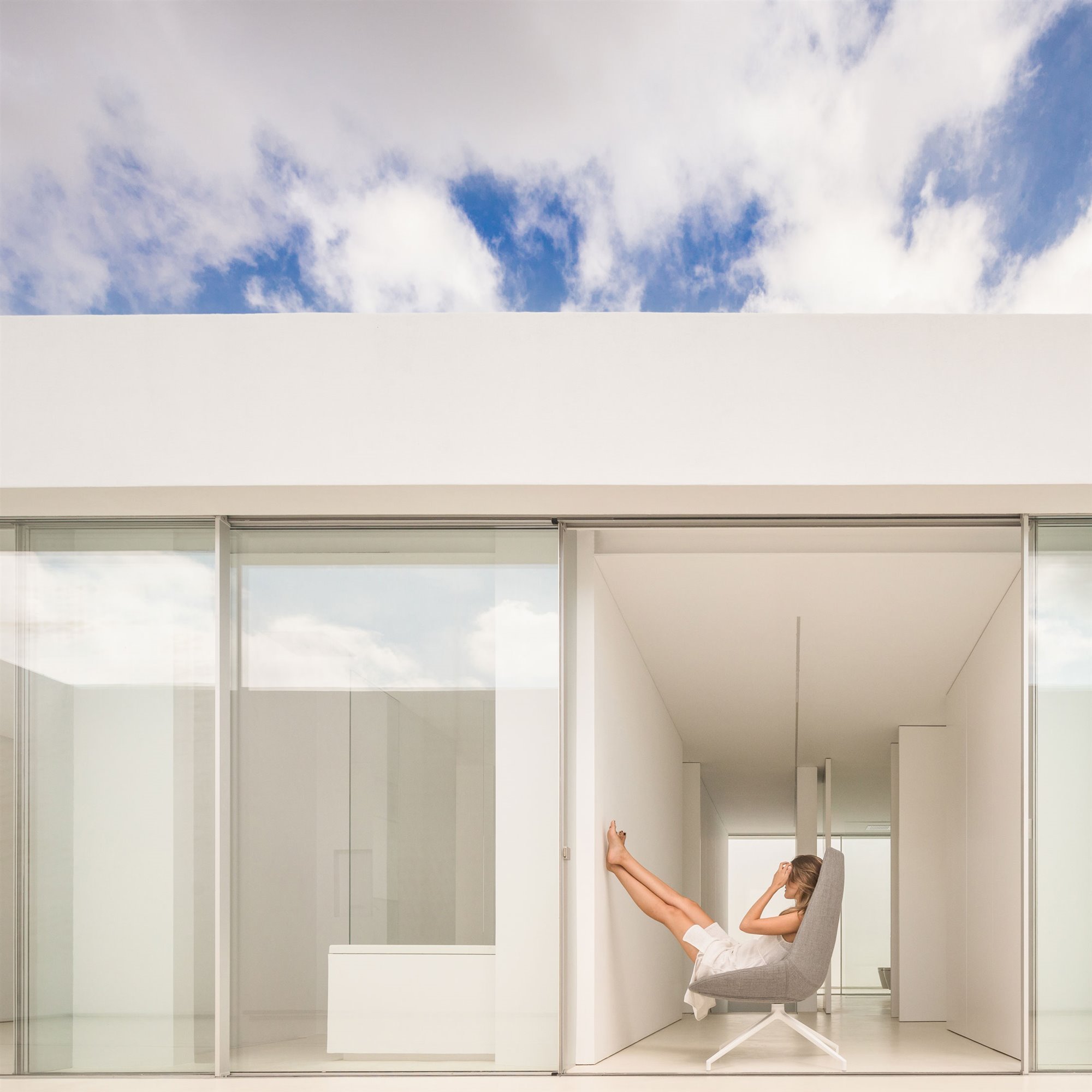 Casa moderna blanca con paredes de cristal
