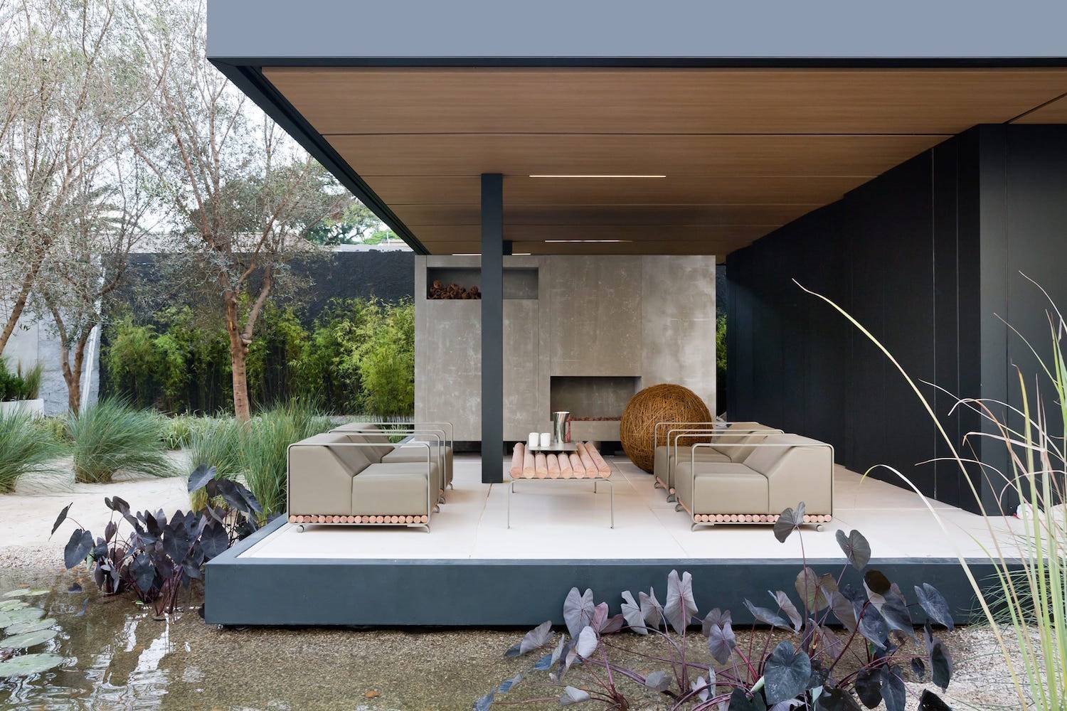 Casa prefabricada con porche con sofas de exterior