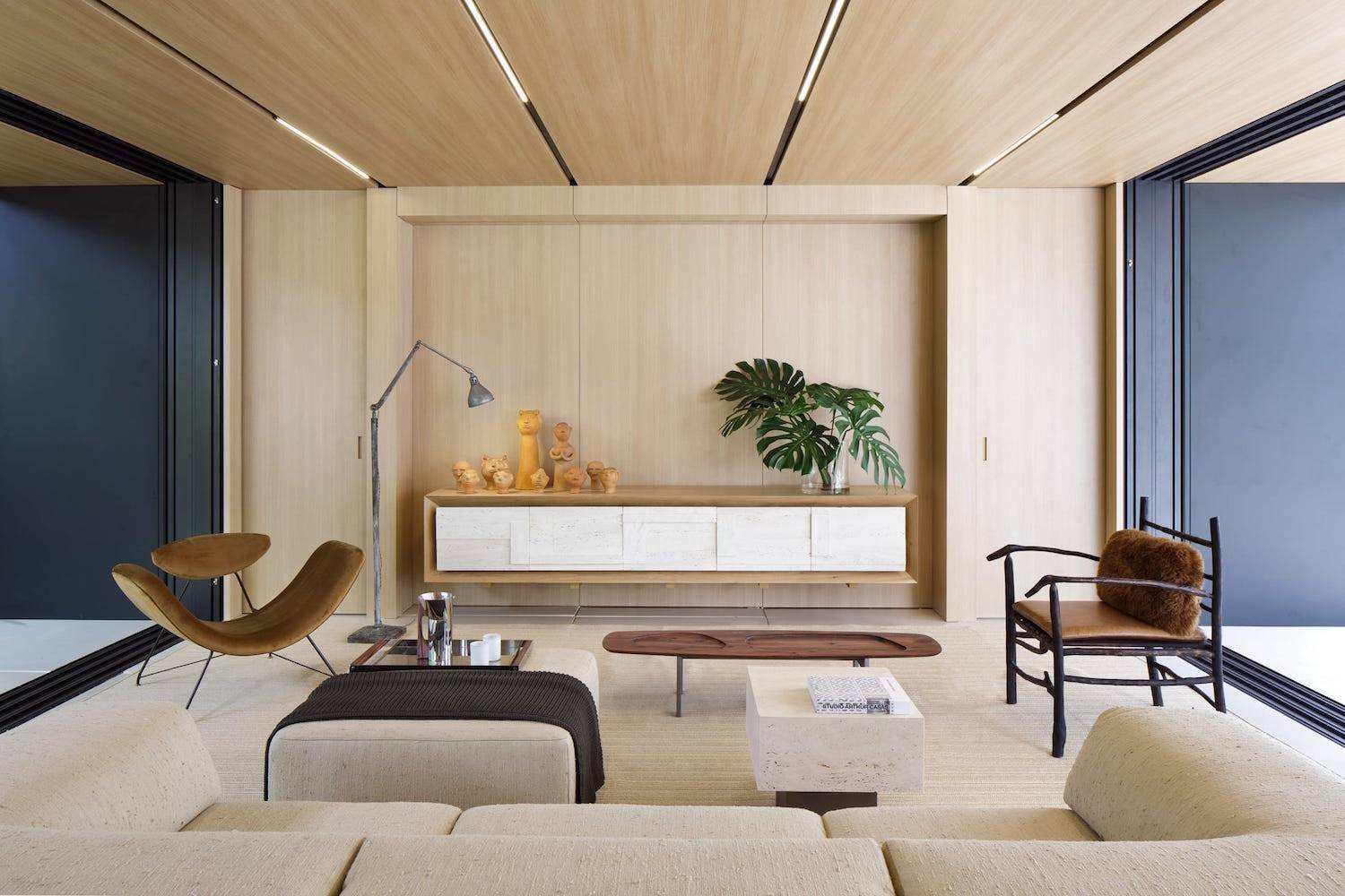 casa prefabricada con salon con interiores de madera