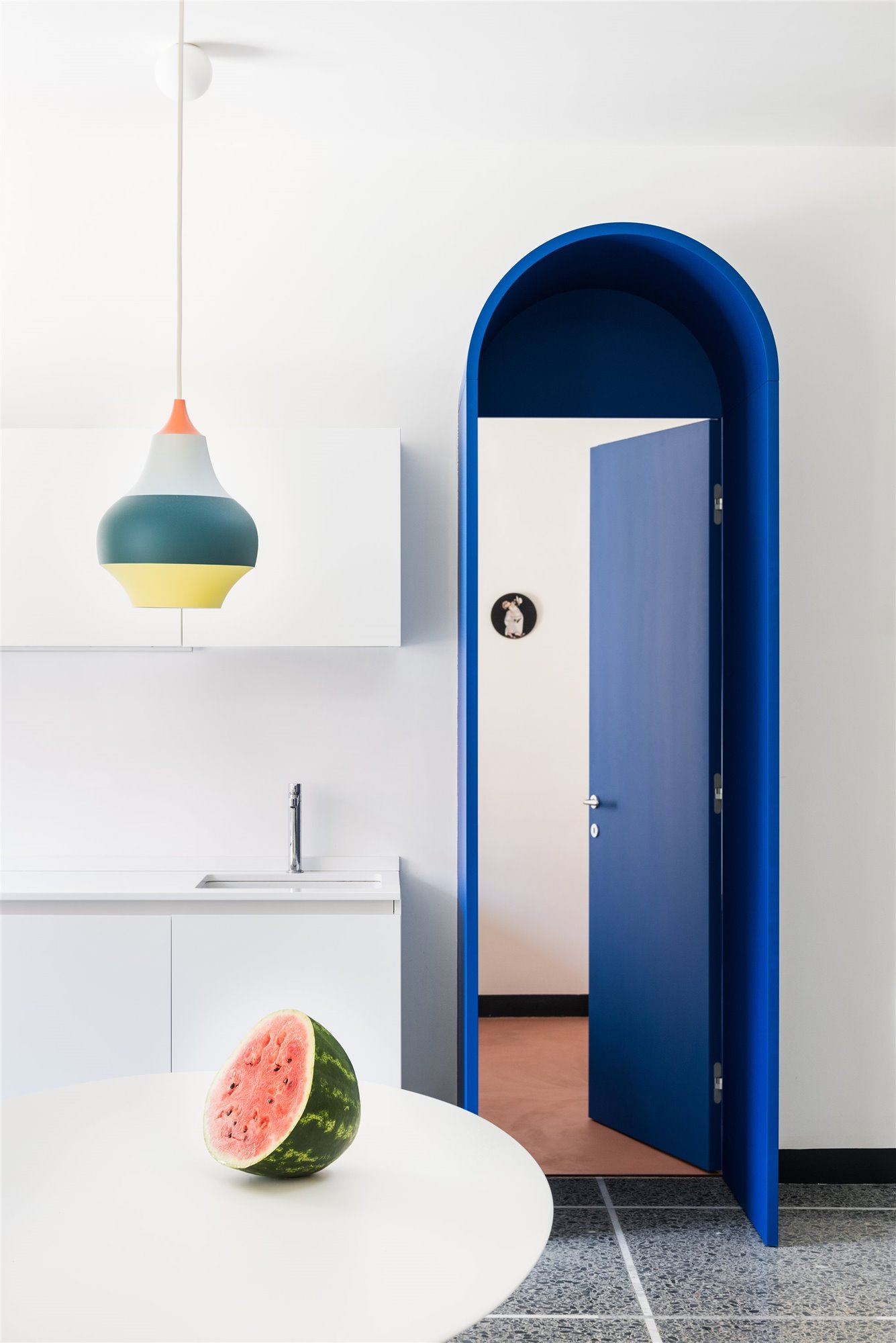 Cocina con arco de color azul de un piso en Milan