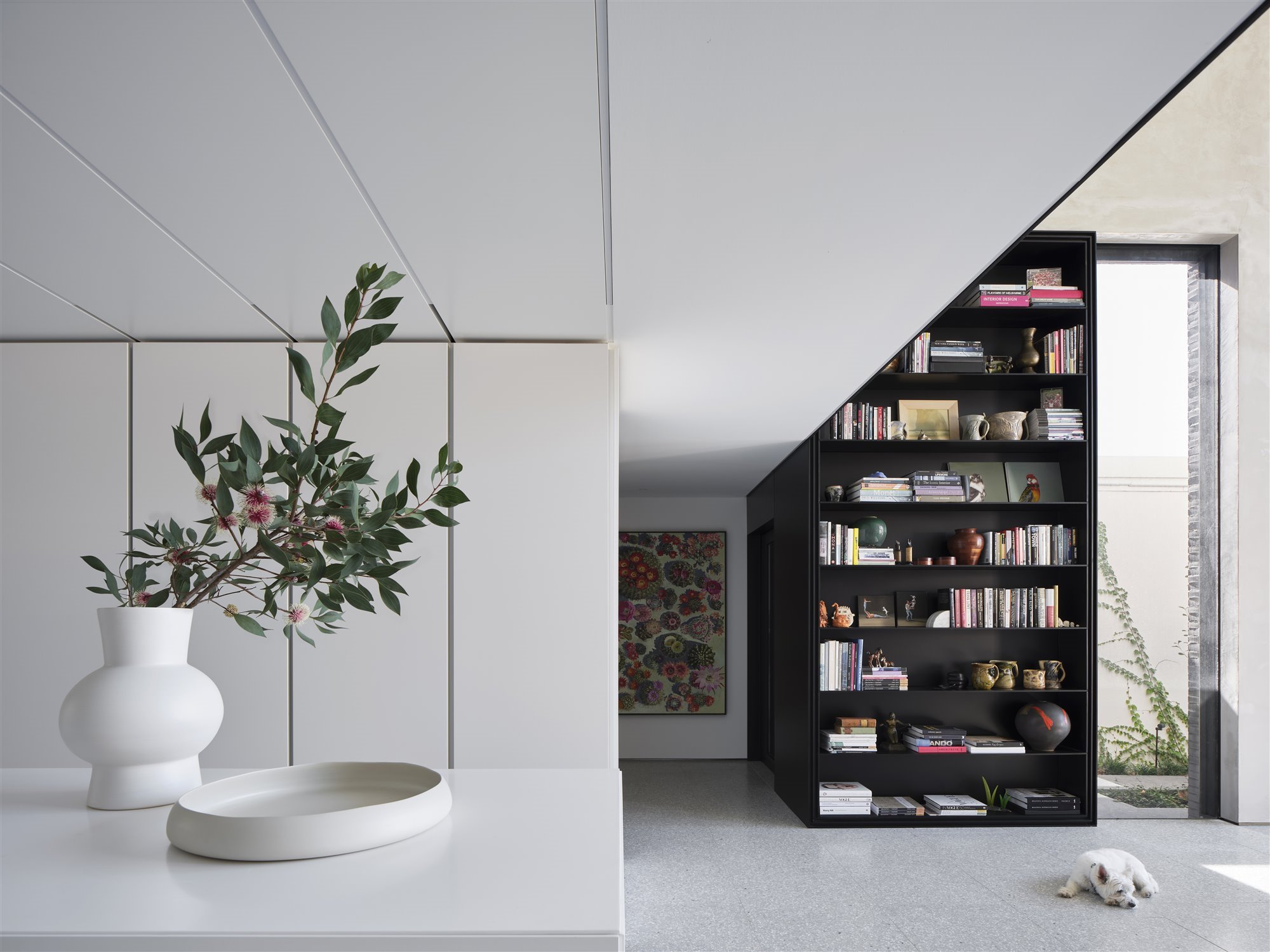 cocina con librería de color negro