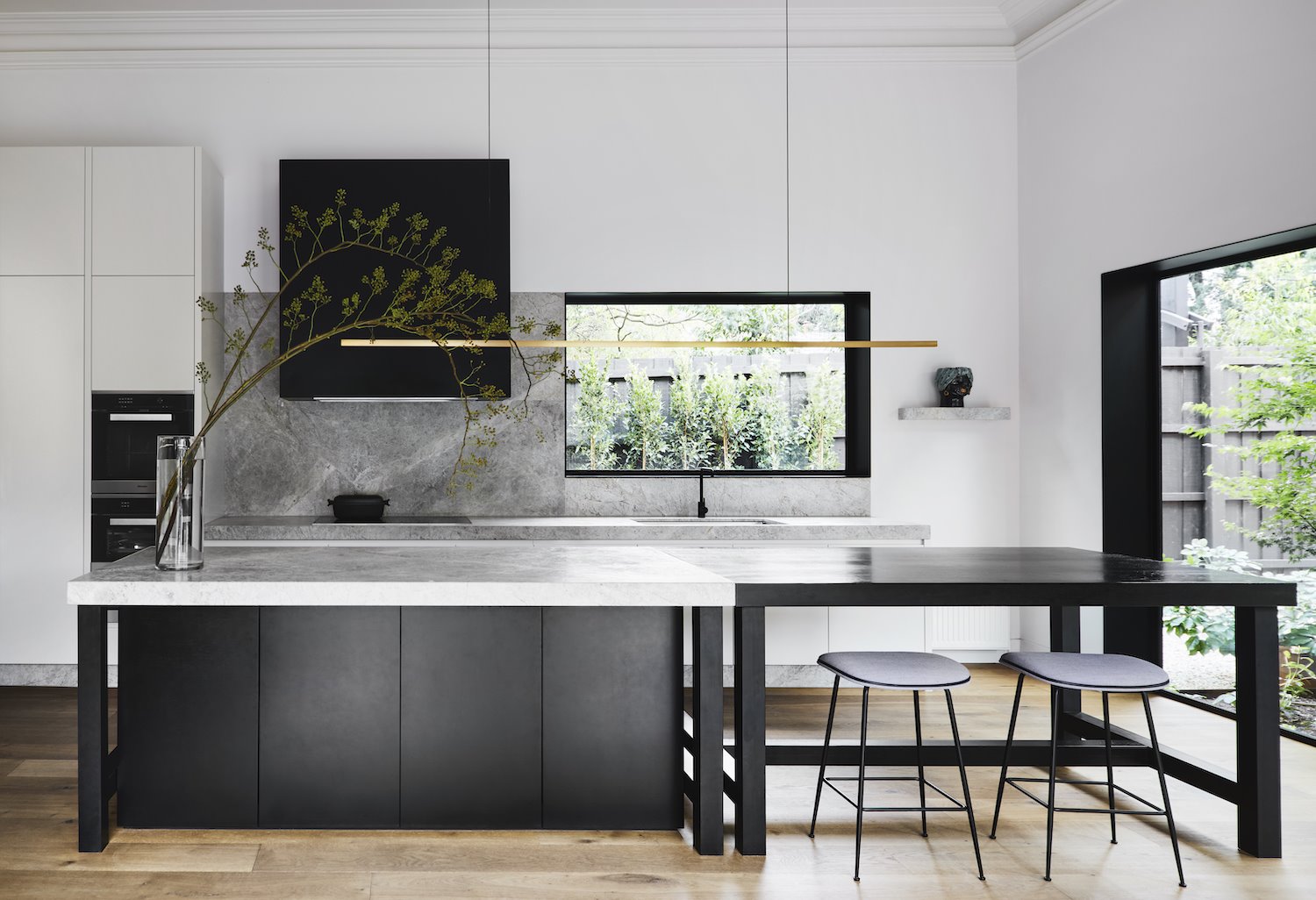 Cocina con muebles modernos en isla