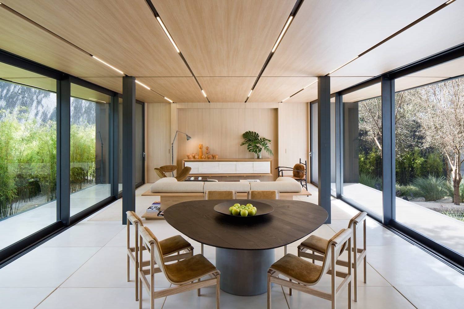 comedor salon con interiores de madera de una casa prefabricada