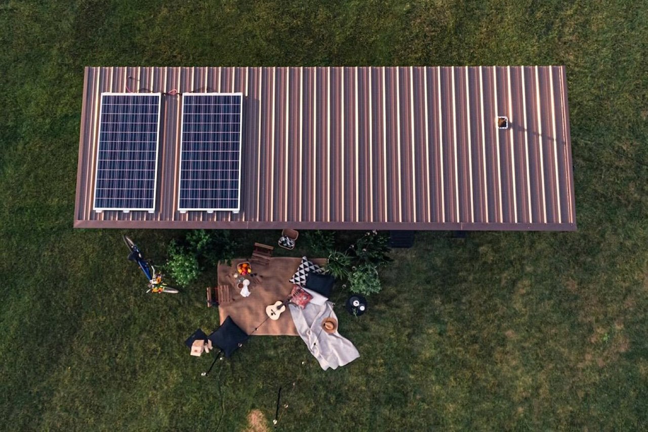 El techo incorpora dos paneles solares para generar su propia electricidad.