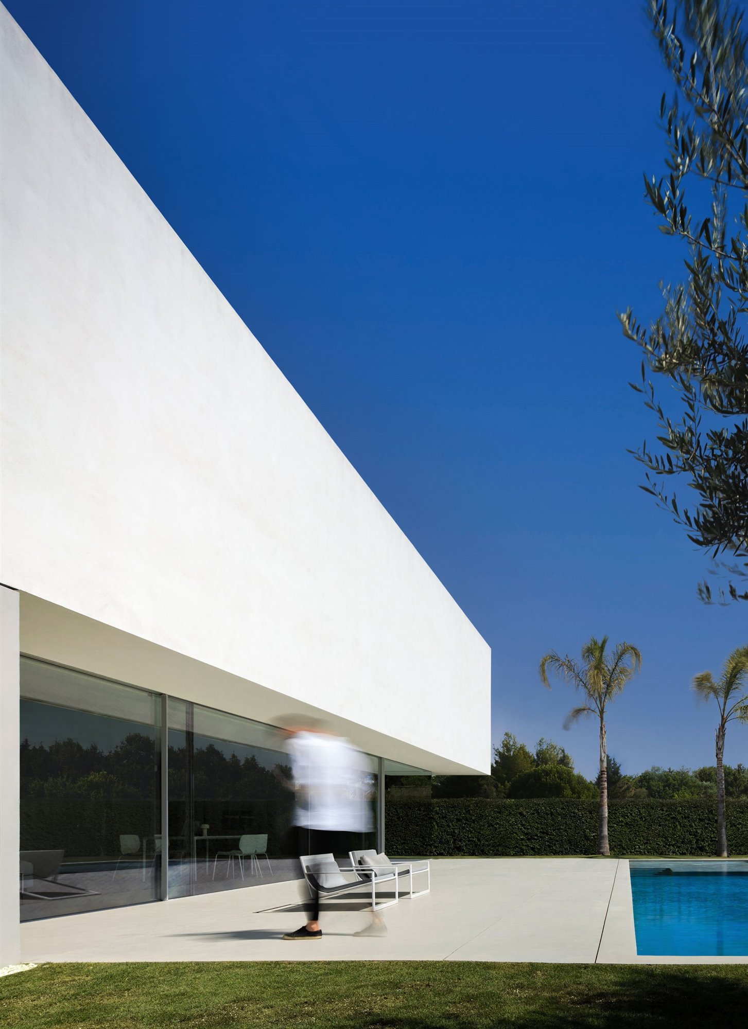 Fachada casa moderna blanca