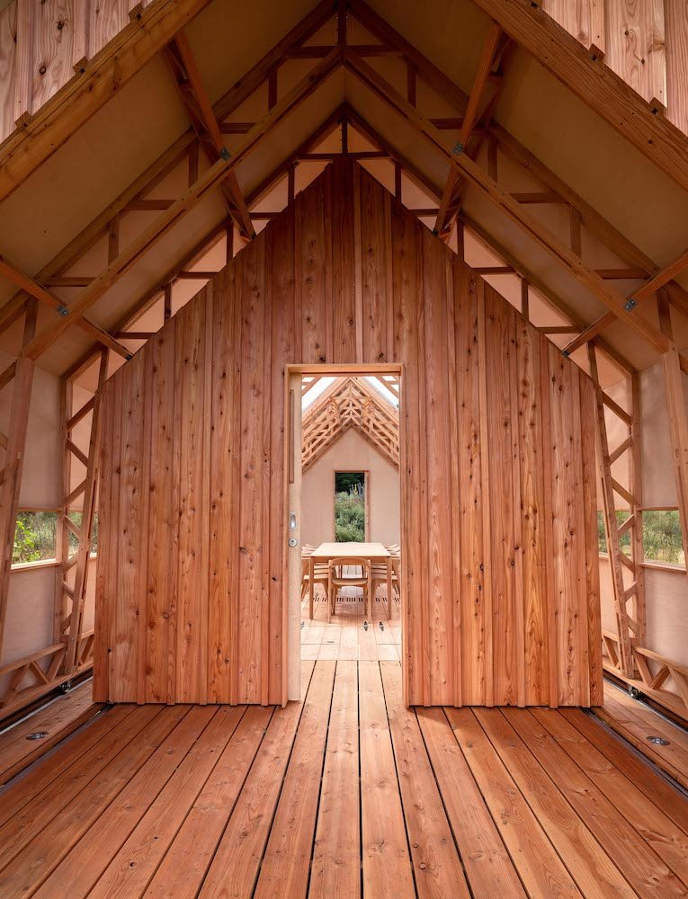 Interior de madera de una cabaña en la naturaleza
