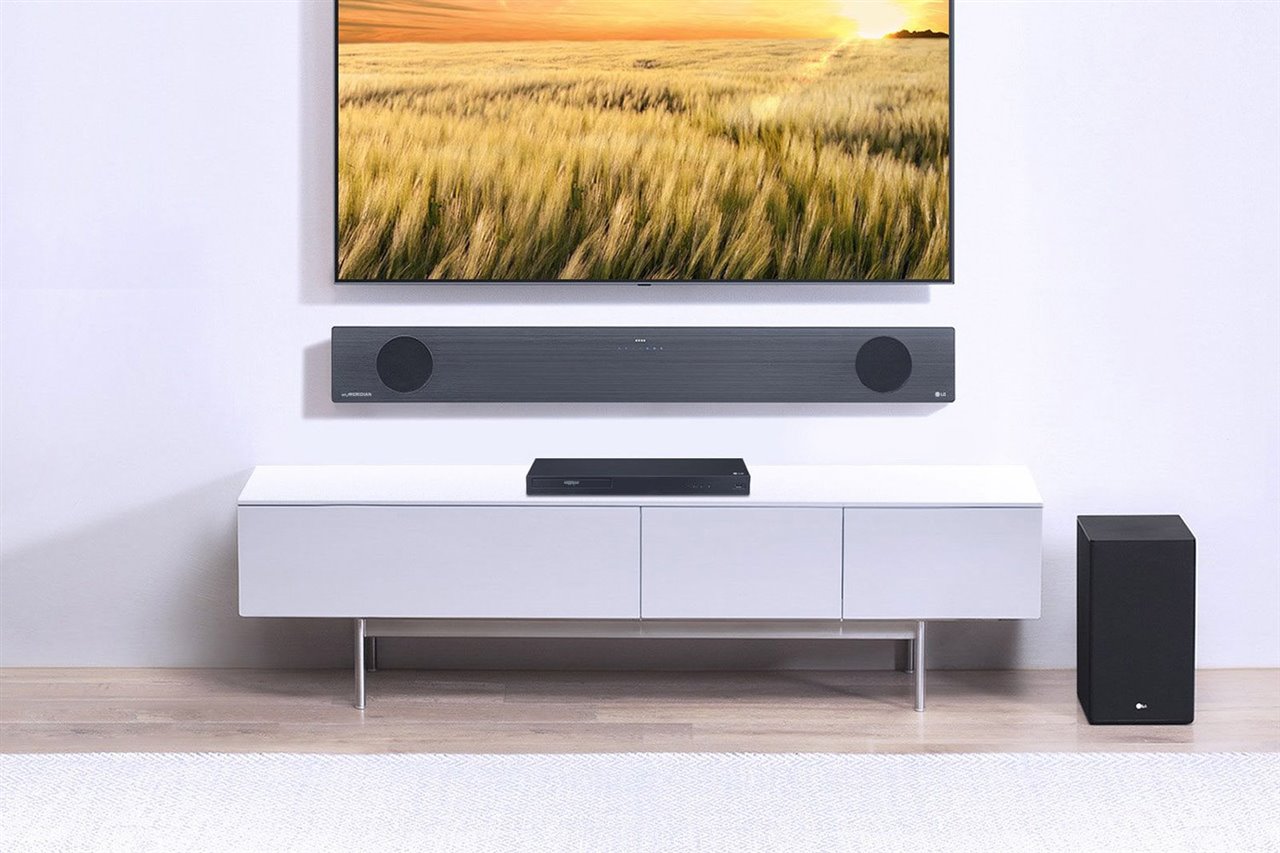 Las barras de sonido pueden colocarse sobre el mueble del televisor o colgarse en la pared al igual que este. La experiencia de sonido será extraordinaria en todos los casos.