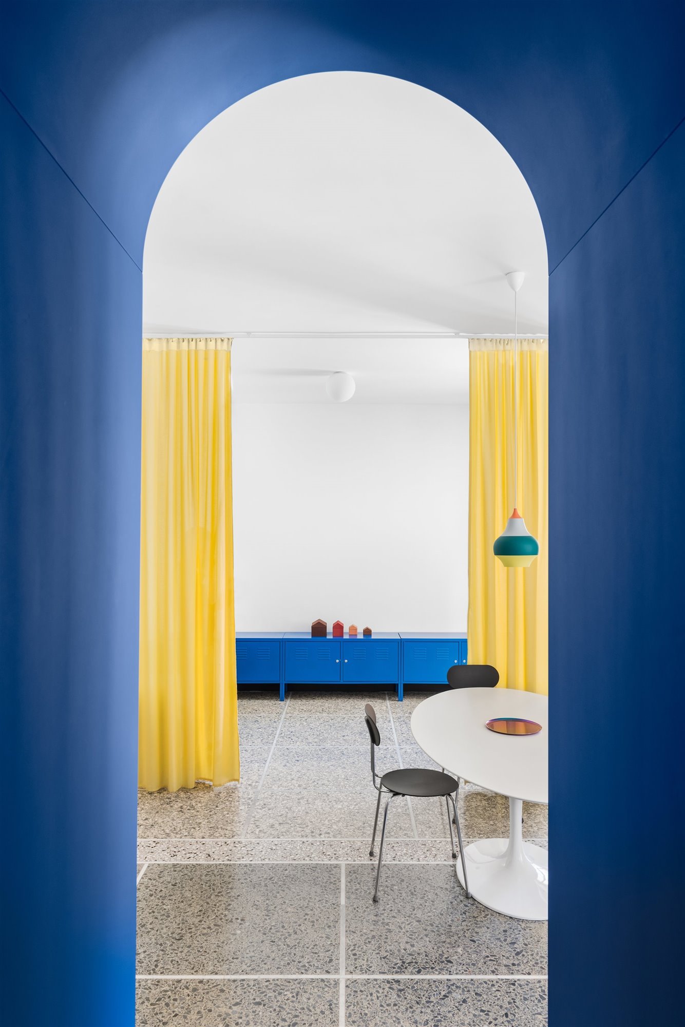 Piso con arcos de color azul y comedor de un piso en Milan