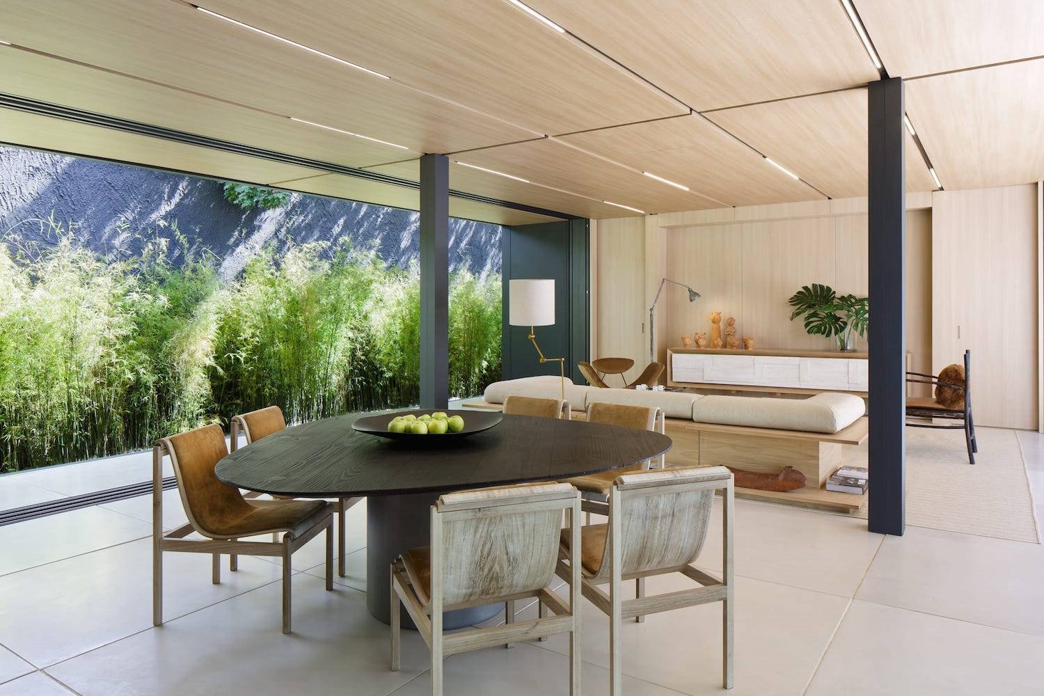 salon comedor de una casa prefabricada en brasil con interiores de madera