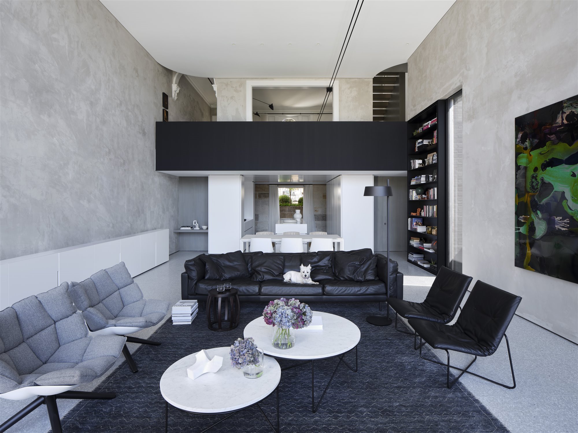 salon con sofa de color negro de cuero