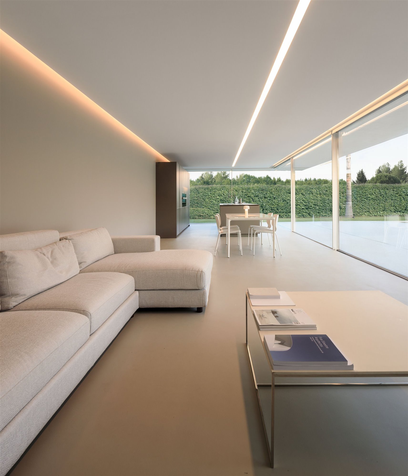 Salon con sofas de color blanco abierto a un patio interior