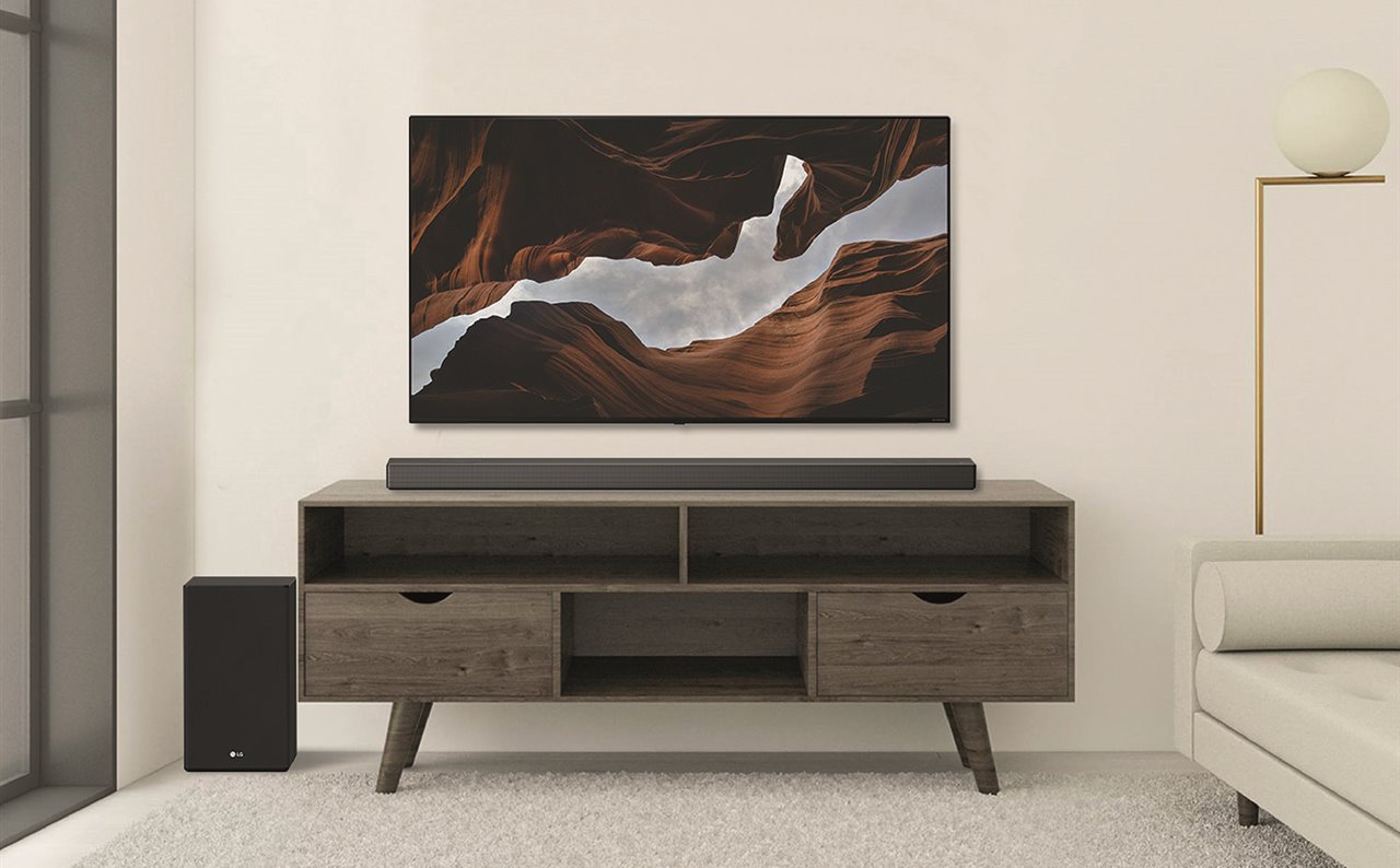 Su diseño estilizado y conectividad inalámbrica hace que las barras de sonido LG se integren en cualquier ambiente.