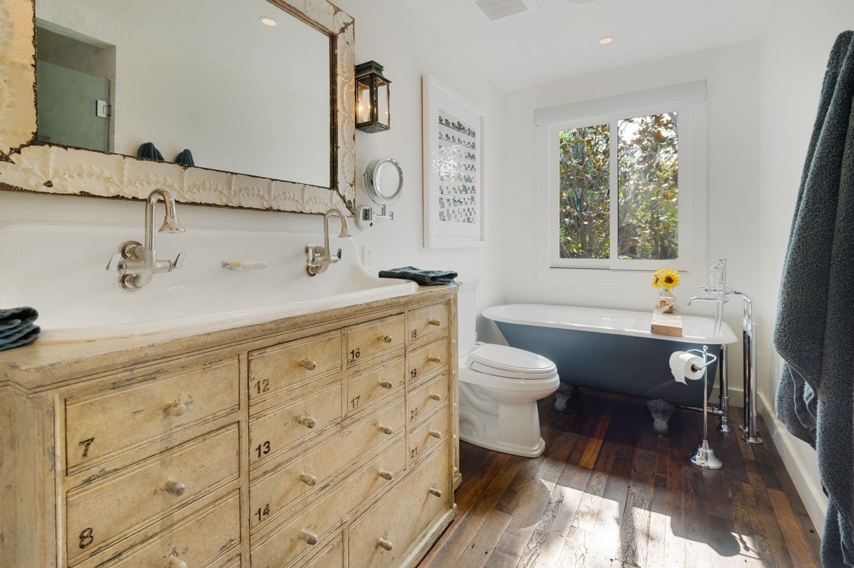Baño con bañera de color gris plomizo de la la casa de Reese Witherspon