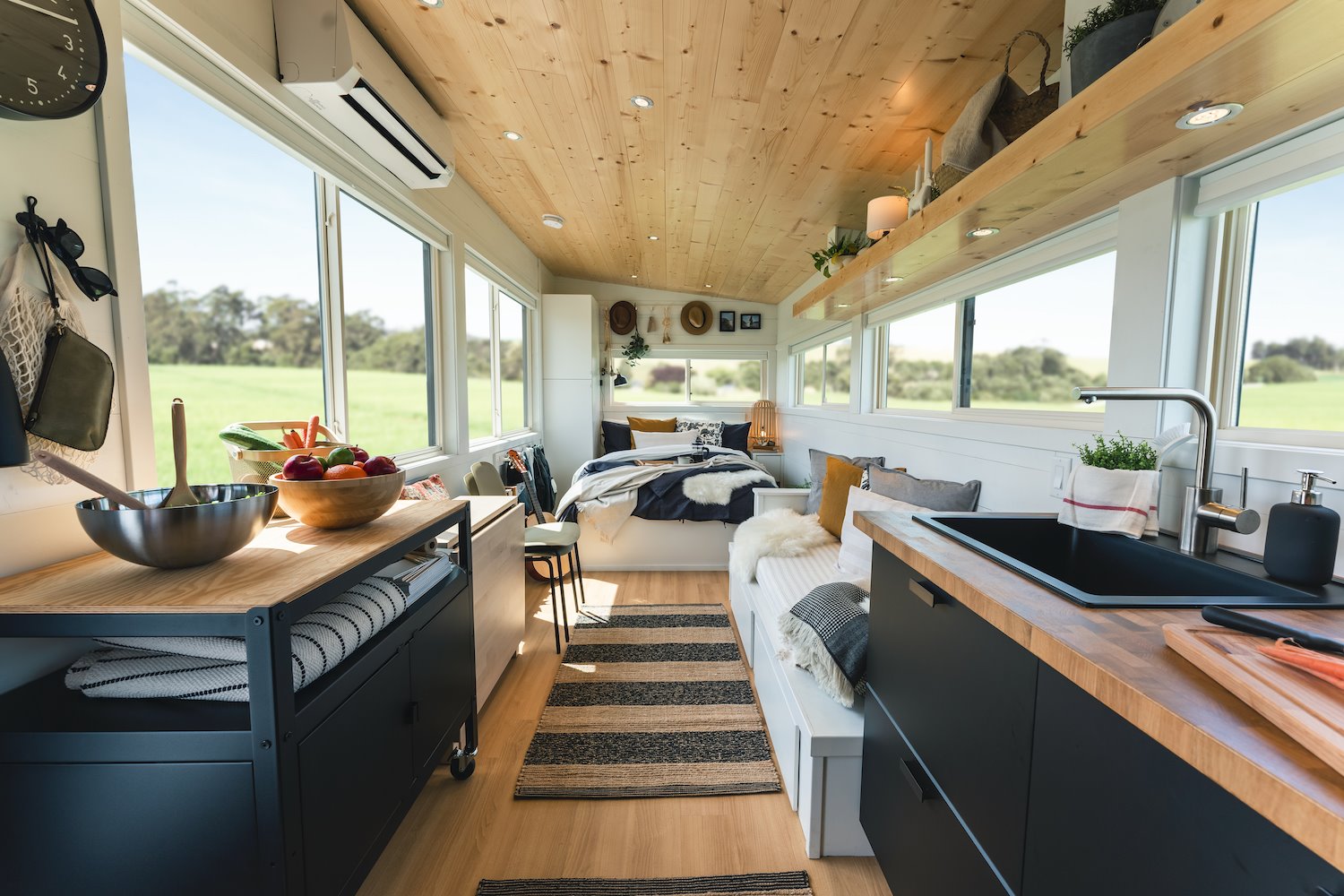 Casa mini de Ikea vista del salon cocina y dormitorio con techos de madera