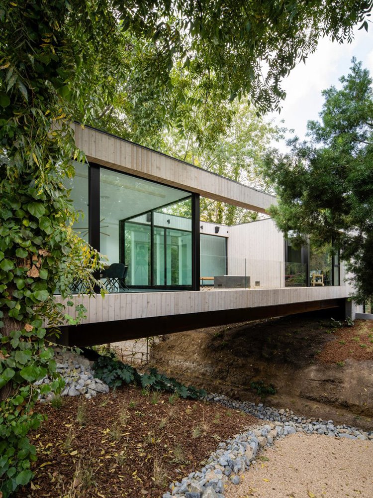 casa prefabricada bridge house dan brunn exterior cuerpo volado foto brandon shigeta