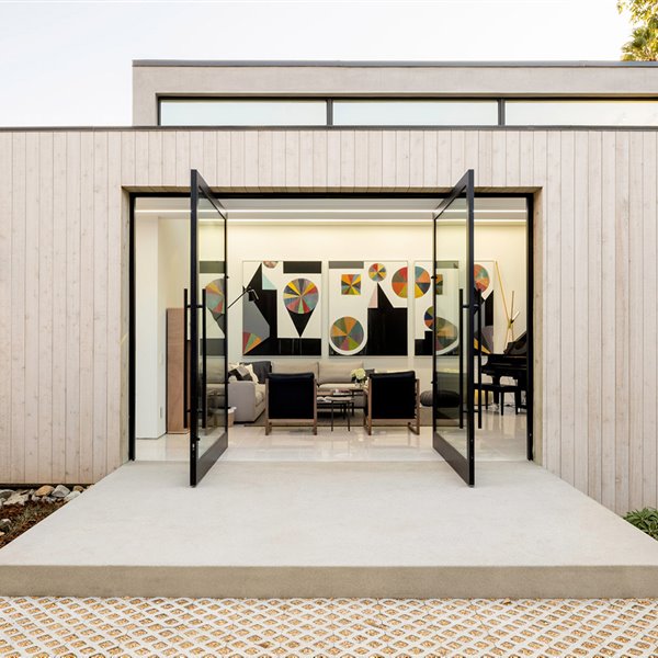 casa prefabricada bridge house dan brunn terraza a salón foto brandon shigeta