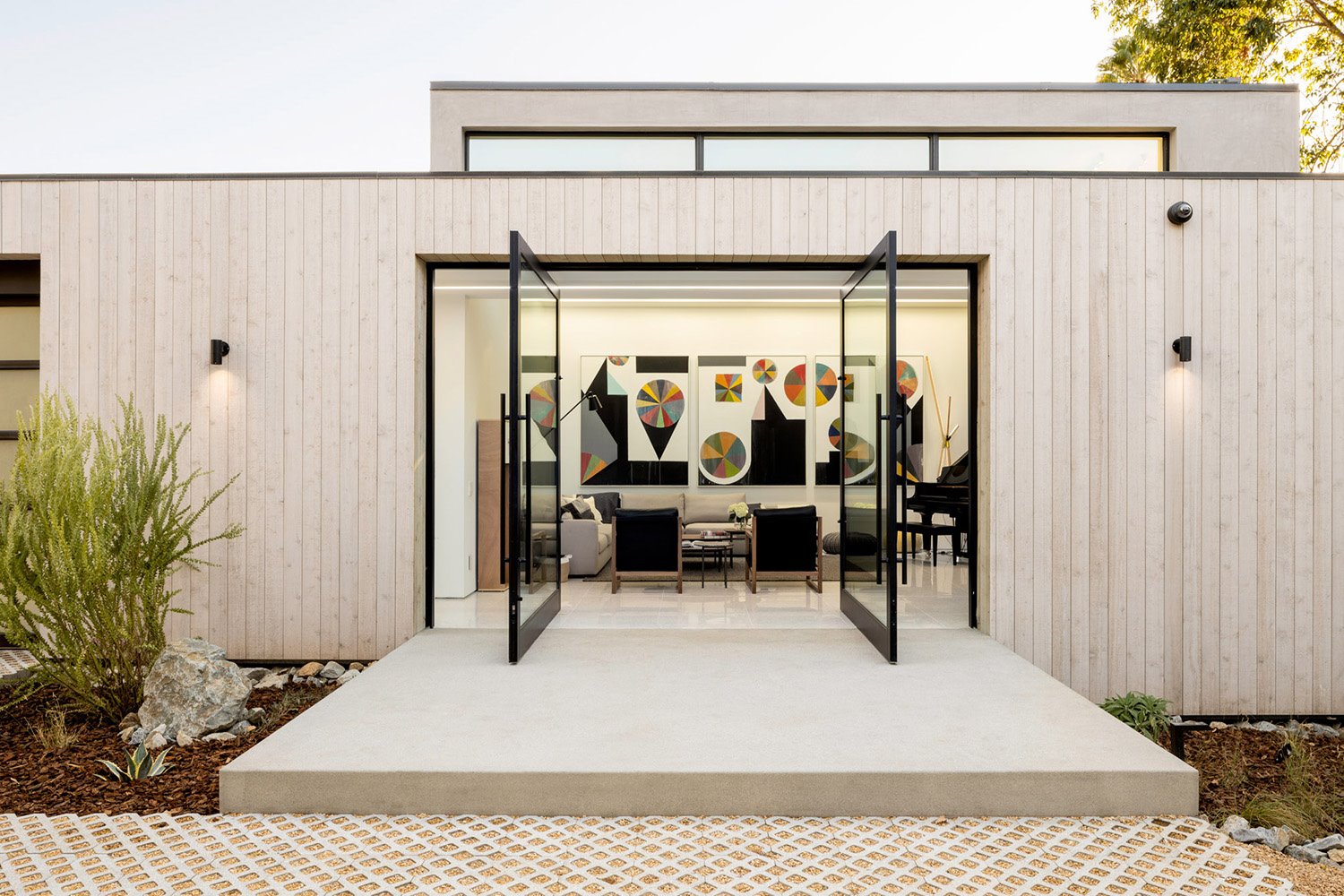 casa prefabricada bridge house dan brunn terraza a salón foto brandon shigeta