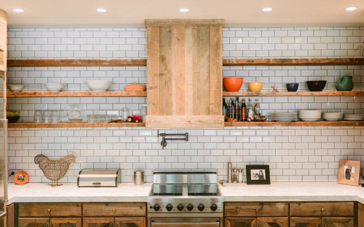 Cocina con baldosas tipo metro de la la casa de Reese Witherspon