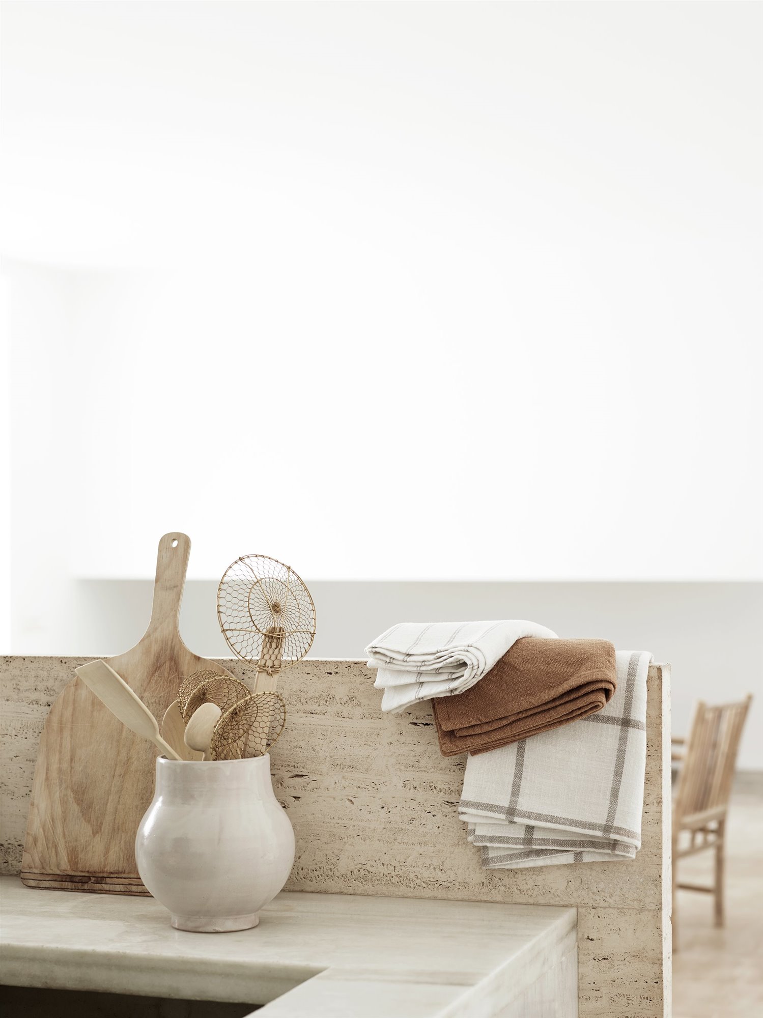 Cocina con encimera de marmol y paños de cocina