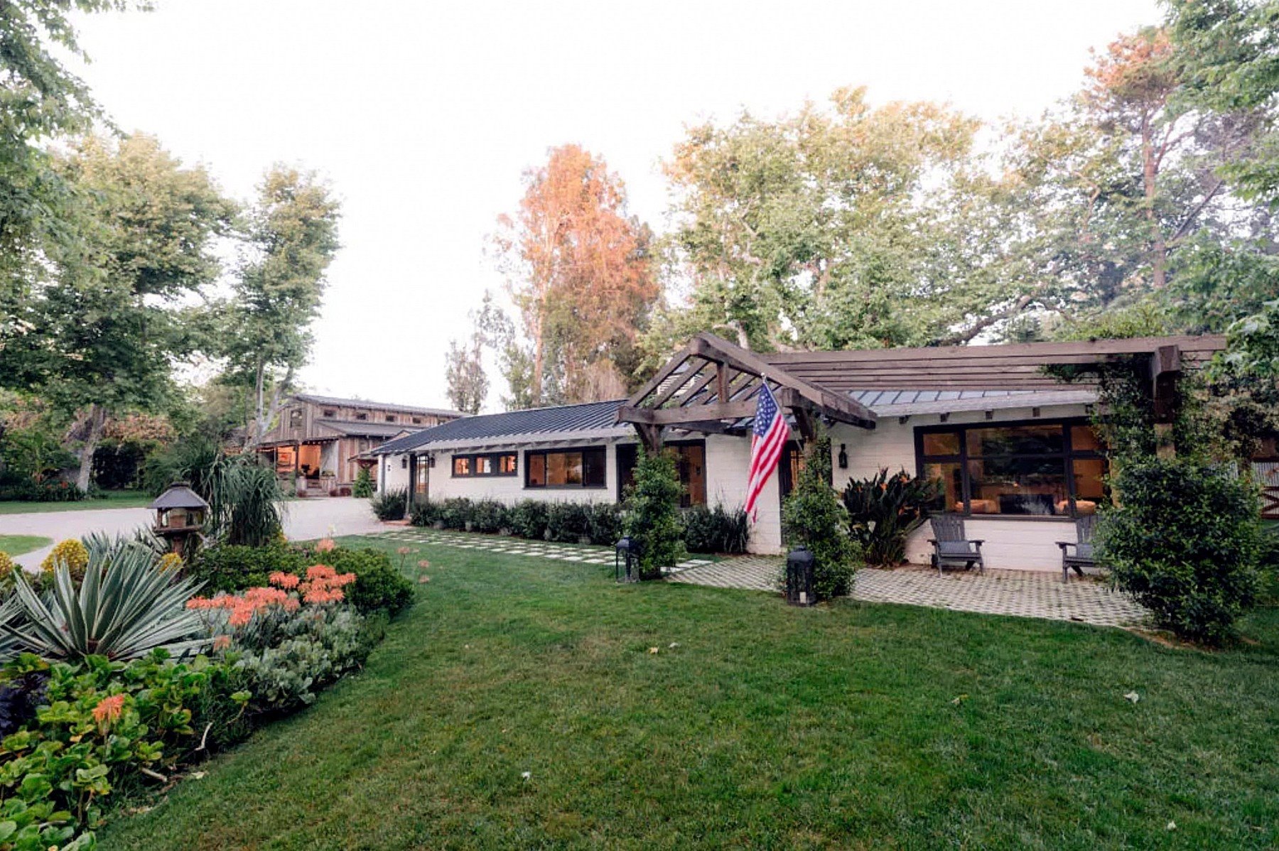 Fachada de la casa de Reese Witherspon porche
