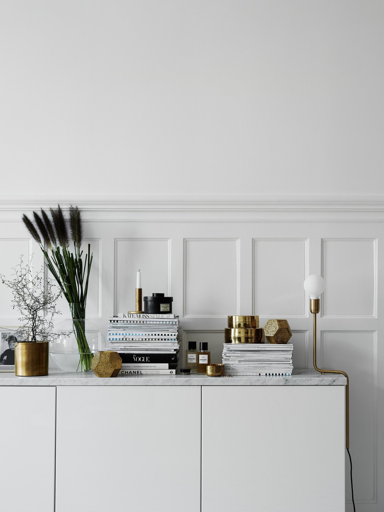 Mueble auxiliar en color blanco con detalles decorativos en color dorado latón