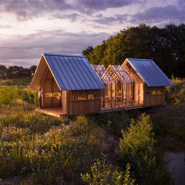 Una mini casa prefabricada transformable para vivir en paz en mitad del campo