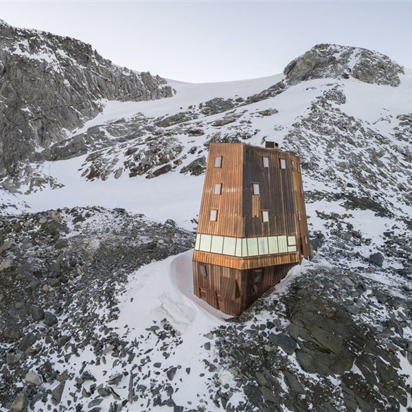Las mejores vistas de las montañas nevadas de los Alpes están en esta casa prefabricada